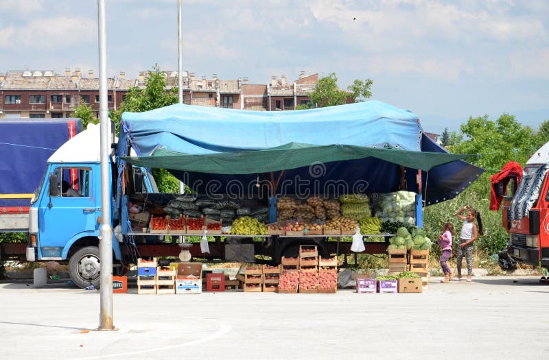 Vente des fruits et légumes de camion images stock Vente des fruits et légumes de camion images stock