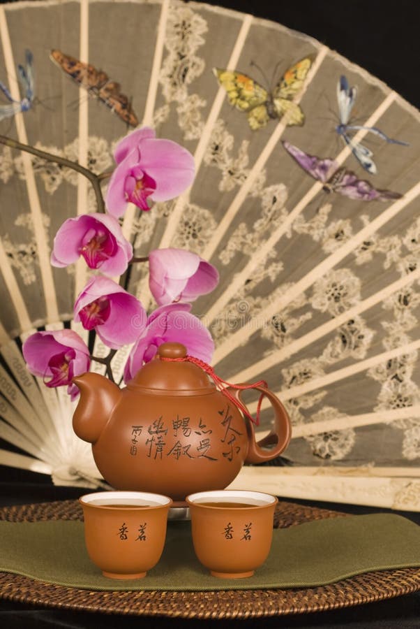 Tetera china y abanico antiguo imágenes de archivo libres de regalías