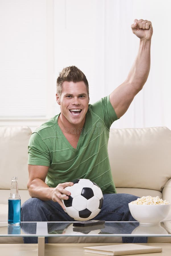 Homem Entusiasmado E Louco Feliz Novo Do Fan De Futebol Que Guarda