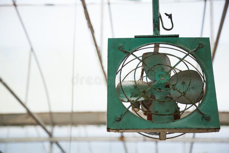 Ventilador de fã mecânico envelhecido velho do metal do teto interno verde rústico retro do vintage para a ventilação do ar, cont fotos de stock Ventilador de fã mecânico envelhecido velho do metal do teto interno verde rústico retro do vintage para a ventilação do ar, cont fotos de stock
