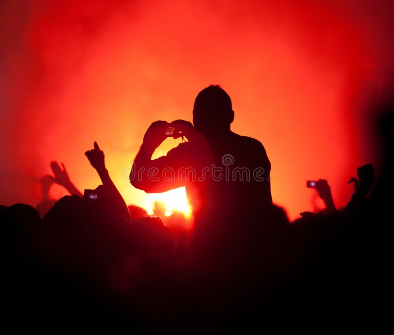 Fãs a tirar fotografias num concerto fotografia de stock