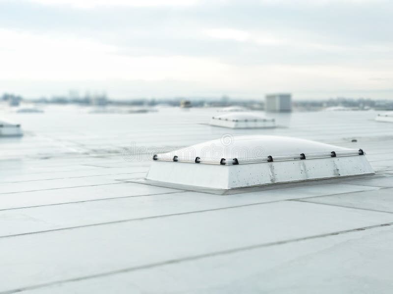 Ventilatiegat op het dak van het gebouw, ventilatiesystemen, die een warme luchtafzet verstrekken stock afbeeldingen Ventilatiegat op het dak van het gebouw, ventilatiesystemen, die een warme luchtafzet verstrekken stock afbeeldingen