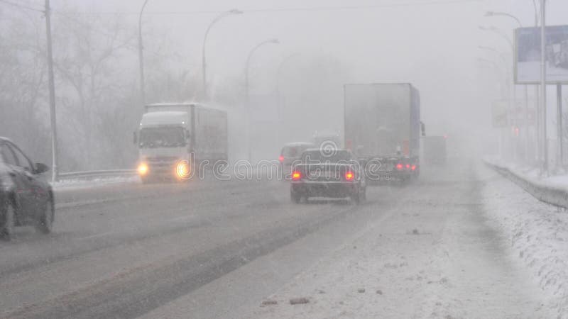 Ventisca en el camino y la visibilidad baja Mún tiempo en la ciudad