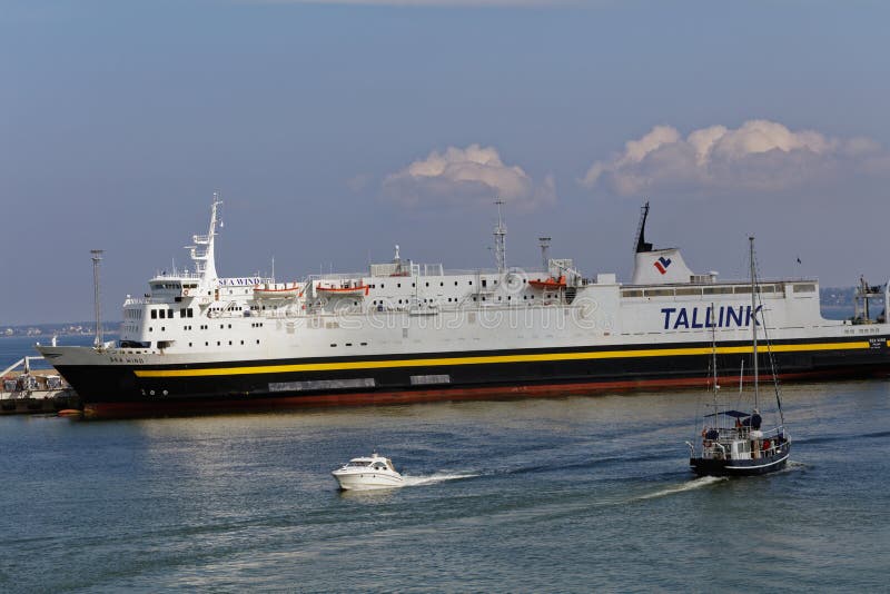 Vento do mar de M/S no porto de Tallinn, Estônia fotos de stock Vento do mar de M/S no porto de Tallinn, Estônia fotos de stock