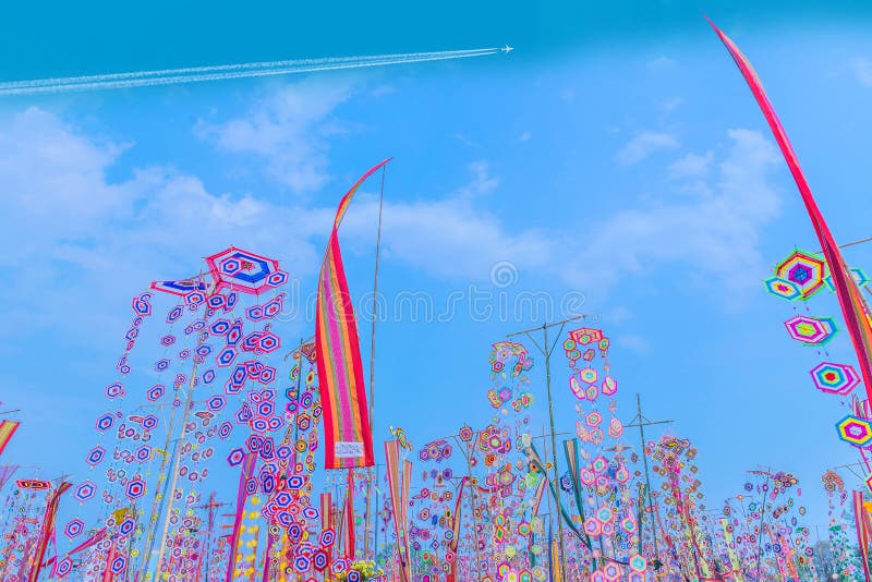 Vento que funde bandeiras coloridas com o fundo do céu azul A tradição do mérito em Tailândia, propriedade pública imagens de stock royalty free Vento que funde bandeiras coloridas com o fundo do céu azul A tradição do mérito em Tailândia, propriedade pública imagens de stock royalty free