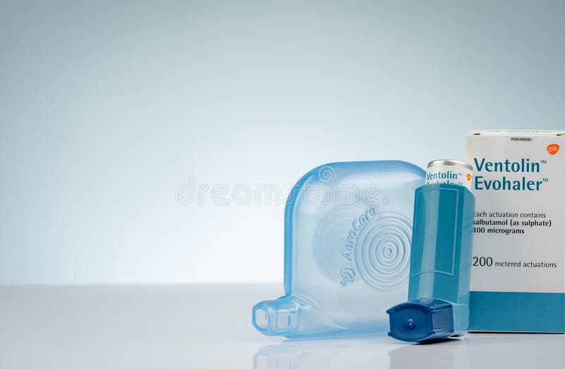 Ventolin Evohaler Inhalador del asma del sulfato de Salbutamol y espaciador plástico aislados en fondo de la pendiente Medicina d imagen de archivo libre de regalías Ventolin Evohaler Inhalador del asma del sulfato de Salbutamol y espaciador plástico aislados en fondo de la pendiente Medicina d imagen de archivo libre de regalías