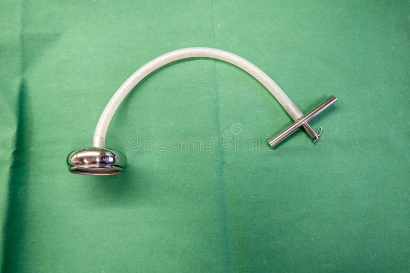 Ventouse utilisée à la naissance nettoyée et couchée sur un tissu chirurgical vert photographie stock