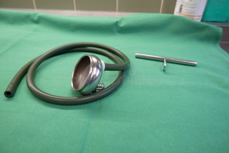 Ventouse utilisée à la naissance nettoyée et couchée sur un tissu chirurgical vert photo stock
