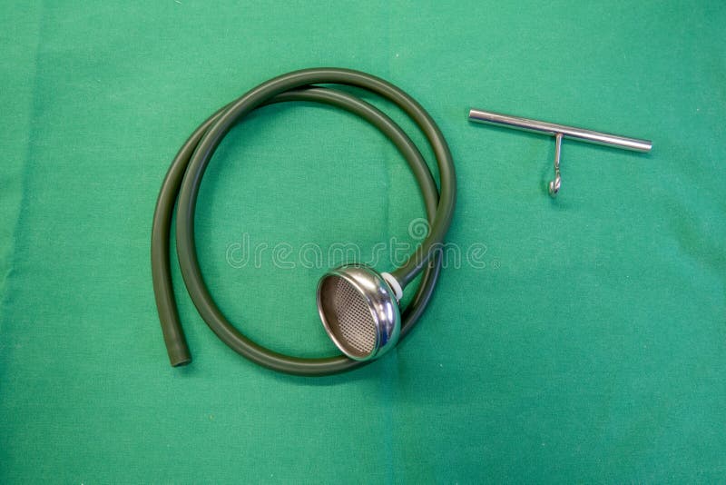 Ventouse utilisée à la naissance nettoyée et couchée sur un tissu chirurgical vert photos stock
