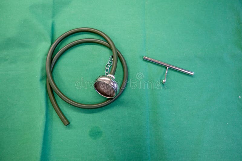 Ventouse utilisée à la naissance nettoyée et couchée sur un tissu chirurgical vert photographie stock