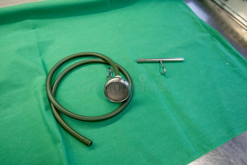Ventouse utilisée à la naissance nettoyée et couchée sur un tissu chirurgical vert images libres de droits