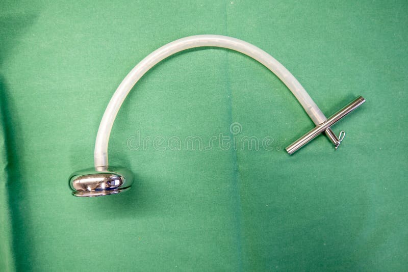 Ventouse utilisée à la naissance nettoyée et couchée sur un tissu chirurgical vert photos libres de droits