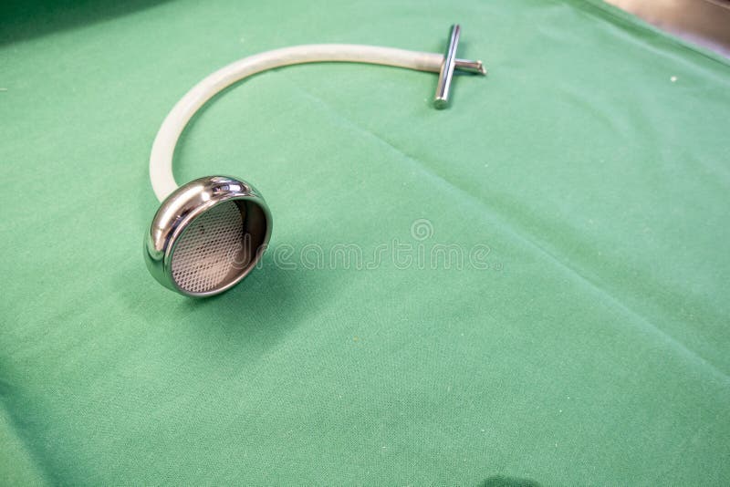 Ventouse utilisée à la naissance nettoyée et couchée sur un tissu chirurgical vert photos stock
