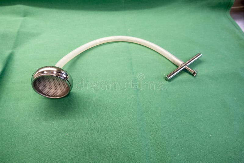 Ventouse utilisée à la naissance nettoyée et couchée sur un tissu chirurgical vert image libre de droits