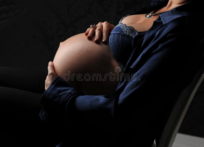 Ventre de femme enceinte exposé photos stock Ventre de femme enceinte exposé photos stock
