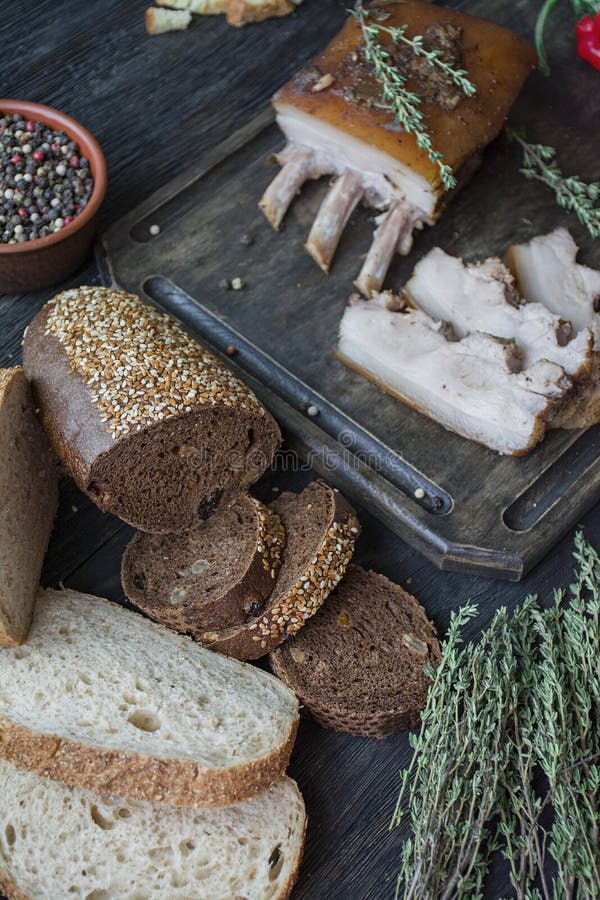 Ventre de porc cuit au four avec des ?pices, thym, poivre amer, pain frais Graisse ukrainienne Plat traditionnel de l'Ukraine En images stock Ventre de porc cuit au four avec des ?pices, thym, poivre amer, pain frais Graisse ukrainienne Plat traditionnel de l'Ukraine En images stock