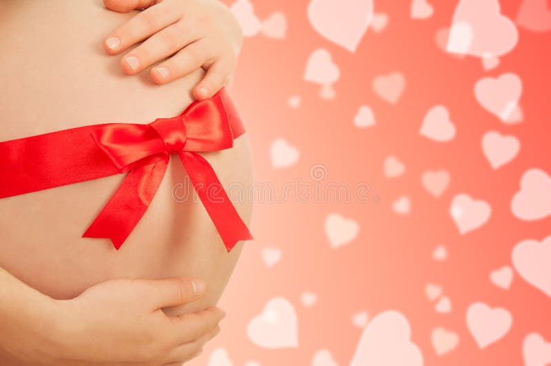 Ventre enceinte de femme avec la bande rouge photo stock Ventre enceinte de femme avec la bande rouge photo stock