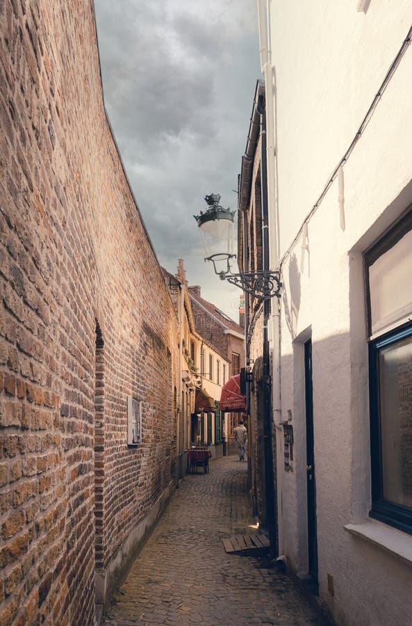 Ver la ciudad de los brujos te llevará de vuelta en el tiempo a la Edad Media. una calle en brujas