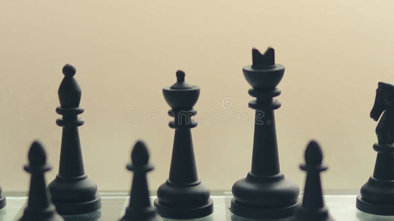 Peça de xadrez dourada do rei em xeque-mate derrubada após a derrota;  boneca de baixo ângulo, Banco de Video - Envato Elements