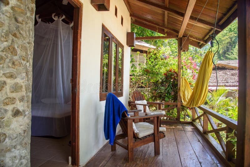 Veranda del bungalow nell'isola di Kadidiri l'indonesia
