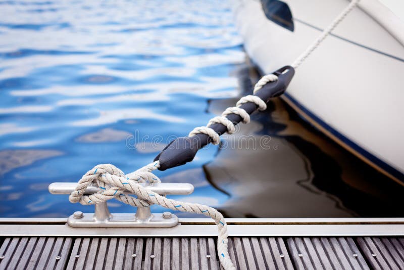 Verankern an einem Pier lizenzfreie stockfotos Verankern an einem Pier lizenzfreie stockfotos