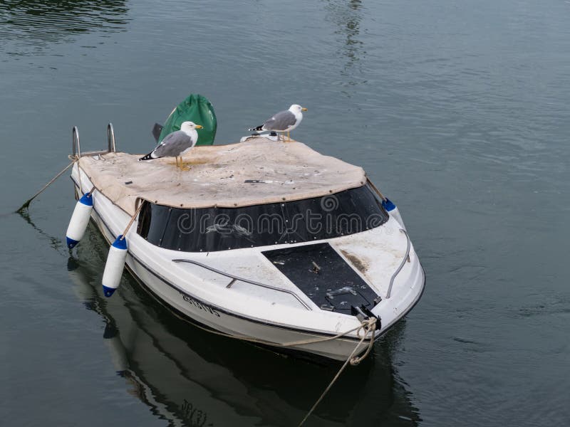 Verankertes Fischerboot auf einem Fluss an einem vollen Tag