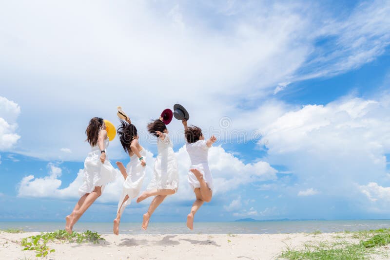 Verano blanco sonriente del vestido de la moda de la mujer asiática del grupo que lleva que camina la playa arenosa del mar, fond imágenes de archivo libres de regalías Verano blanco sonriente del vestido de la moda de la mujer asiática del grupo que lleva que camina la playa arenosa del mar, fond imágenes de archivo libres de regalías