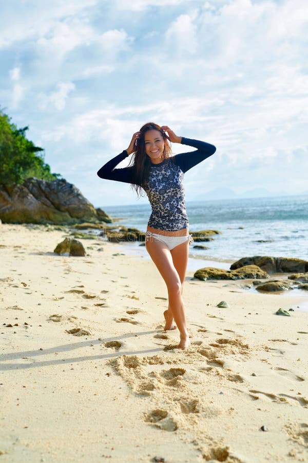 verano Muchacha feliz de la persona que practica surf que se divierte, viaje de las vacaciones de verano fotografía de archivo verano Muchacha feliz de la persona que practica surf que se divierte, viaje de las vacaciones de verano fotografía de archivo