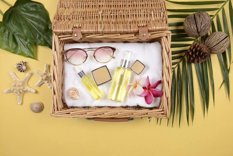 Verano y protección solar, producto de los cosméticos de la belleza para el cuidado de piel y accesorios de las mujeres en el con imagen de archivo libre de regalías Verano y protección solar, producto de los cosméticos de la belleza para el cuidado de piel y accesorios de las mujeres en el con imagen de archivo libre de regalías