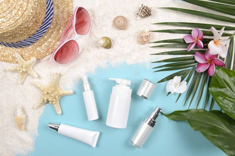 Verano y protección solar, producto de los cosméticos de la belleza para el cuidado de piel y accesorios de las mujeres en el con fotografía de archivo Verano y protección solar, producto de los cosméticos de la belleza para el cuidado de piel y accesorios de las mujeres en el con fotografía de archivo