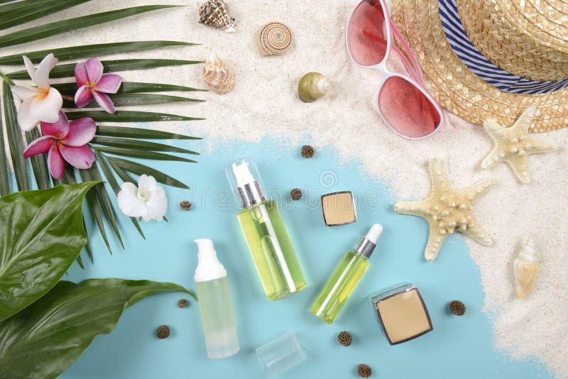 Verano y protección solar, producto de los cosméticos de la belleza para el cuidado de piel y accesorios de las mujeres en el con imagenes de archivo Verano y protección solar, producto de los cosméticos de la belleza para el cuidado de piel y accesorios de las mujeres en el con imagenes de archivo