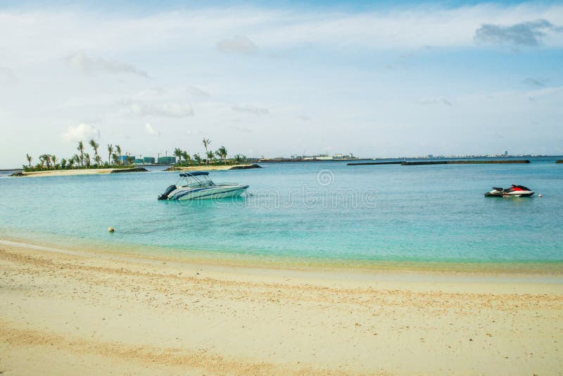 Verbazend eiland in de Maldiven, de Mooie turkooise wateren en het witte zandige strand met blauwe hemelachtergrond voor vakantie stock foto Verbazend eiland in de Maldiven, de Mooie turkooise wateren en het witte zandige strand met blauwe hemelachtergrond voor vakantie stock foto