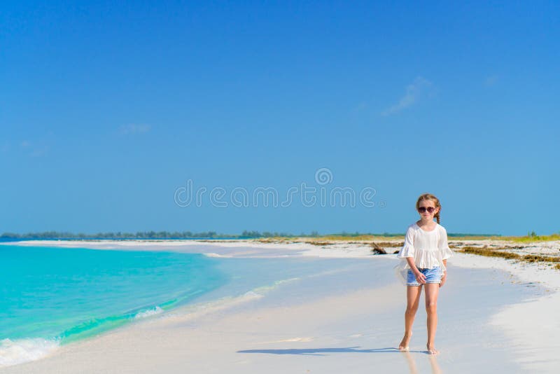 Verbazend meisje bij strand die heel wat pret op de zomervakantie hebben royalty-vrije stock foto Verbazend meisje bij strand die heel wat pret op de zomervakantie hebben royalty-vrije stock foto
