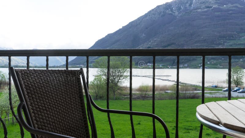 Verbazend mooi landschap van de zomer overzeese mening van het hotel van het boutiquebalkon, toon beach' s stoel en houten l stock fotografie Verbazend mooi landschap van de zomer overzeese mening van het hotel van het boutiquebalkon, toon beach' s stoel en houten l stock fotografie