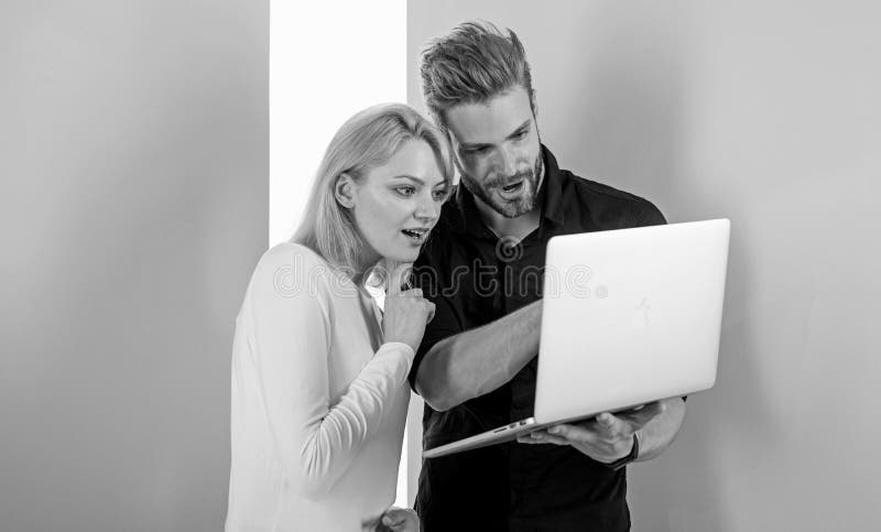 Verbazend project Mens die project voorleggen aan cliënt Cliënt en ontwerper die project bespreken Visualisatieconcept cliënt stock afbeeldingen Verbazend project Mens die project voorleggen aan cliënt Cliënt en ontwerper die project bespreken Visualisatieconcept cliënt stock afbeeldingen