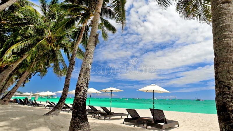 Verbazend tropisch strandlandschap met palmen Boracayeiland, Filippijnen