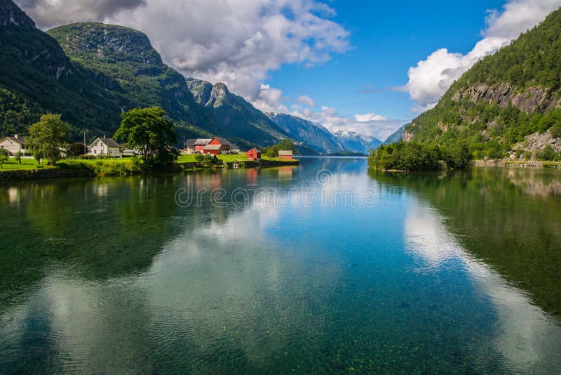 Verbazende aardmening met fjord en bergen noorwegen royalty-vrije stock fotografie Verbazende aardmening met fjord en bergen noorwegen royalty-vrije stock fotografie