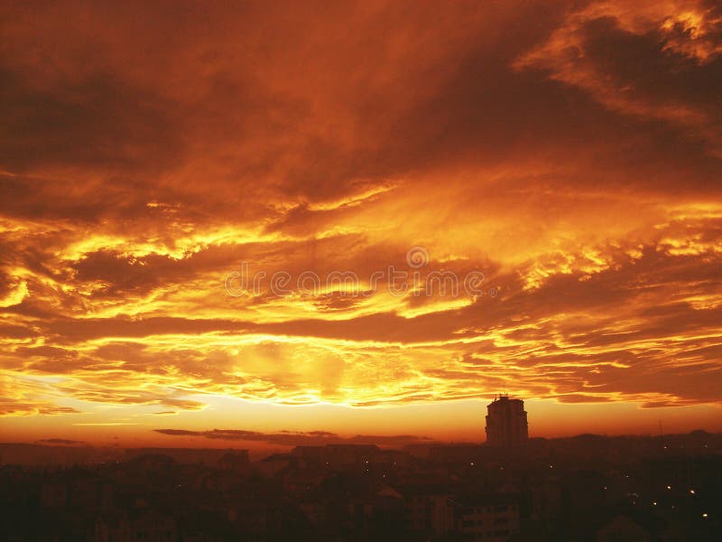 Verbazende hemel boven Kragujevac, Servië royalty-vrije stock foto Verbazende hemel boven Kragujevac, Servië royalty-vrije stock foto