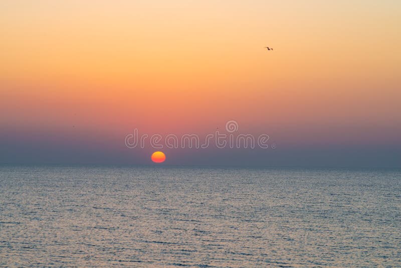 Verbazende kleurrijke zonsondergang over het overzees stock fotografie Verbazende kleurrijke zonsondergang over het overzees stock fotografie