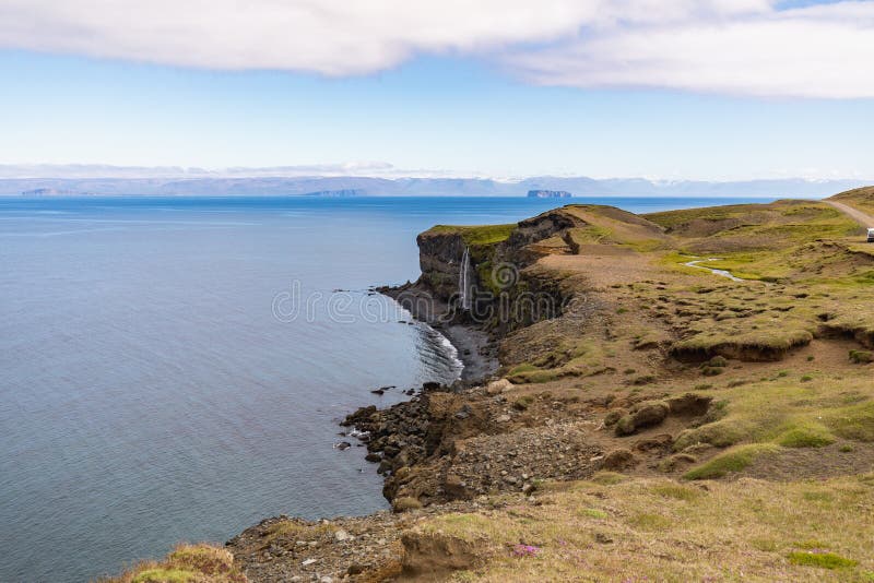 Verbazende mening aan de fantastische kustlijn van IJsland stock foto Verbazende mening aan de fantastische kustlijn van IJsland stock foto
