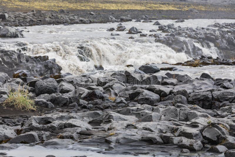 Verbazende mening aan de fantastische rivieroever van IJsland royalty-vrije stock fotografie Verbazende mening aan de fantastische rivieroever van IJsland royalty-vrije stock fotografie