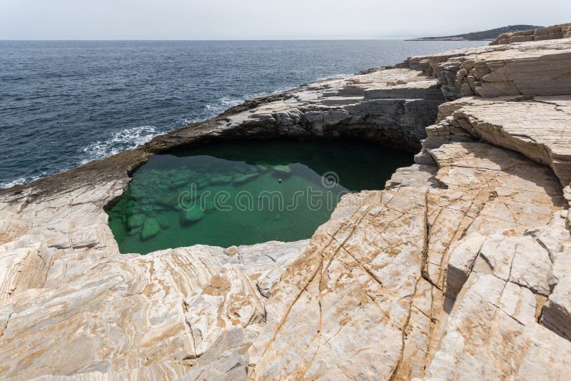 Verbazende mening van de Natuurlijke Pool van Giola in Thassos-eiland, Griekenland royalty-vrije stock fotografie Verbazende mening van de Natuurlijke Pool van Giola in Thassos-eiland, Griekenland royalty-vrije stock fotografie