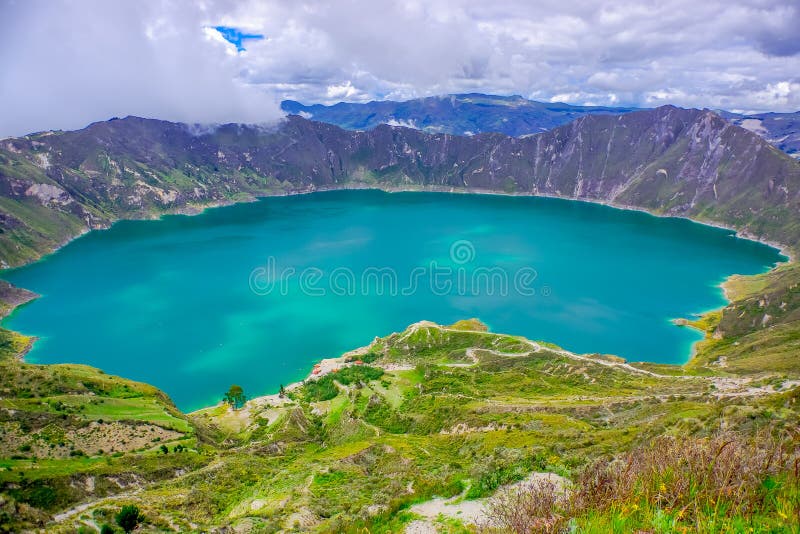 Verbazende mening van meer van de Quilotoa-caldera Quilotoa is de westelijke vulkaan in de waaier van de Andes en in Andes gevest stock fotografie Verbazende mening van meer van de Quilotoa-caldera Quilotoa is de westelijke vulkaan in de waaier van de Andes en in Andes gevest stock fotografie