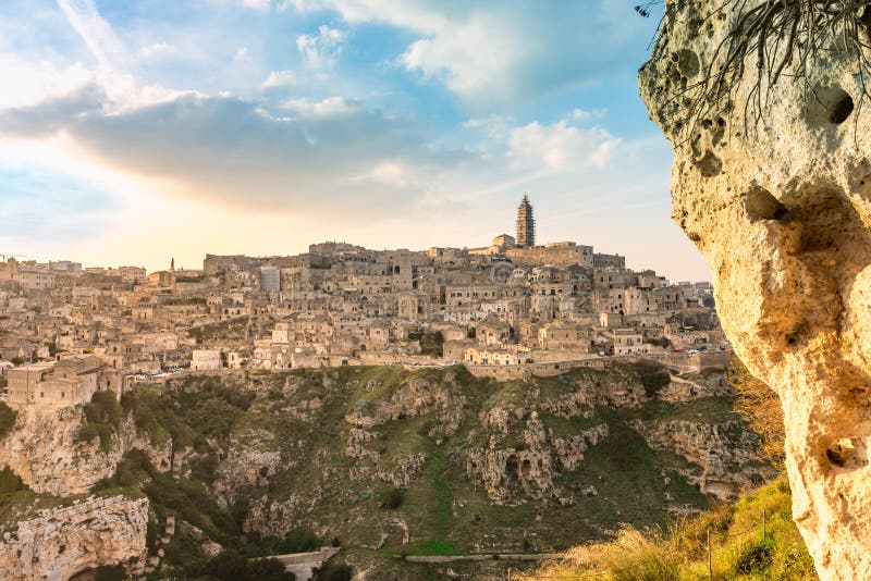 Verbazende mening van oude stad van Matera, Sassi di Matera, Basilicata, Zuidelijk Italië, de lentezonsondergang stock foto's Verbazende mening van oude stad van Matera, Sassi di Matera, Basilicata, Zuidelijk Italië, de lentezonsondergang stock foto's