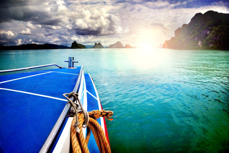 Verbazende mooie mening van het overzees, de boot en de wolken Reis aan Azië, Thailand royalty-vrije stock afbeeldingen Verbazende mooie mening van het overzees, de boot en de wolken Reis aan Azië, Thailand royalty-vrije stock afbeeldingen