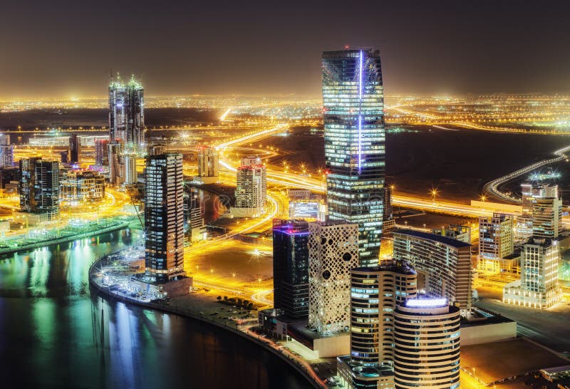 Verbazende nachthorizon: wolkenkrabbers van een grote moderne stad Doubai van de binnenstad stock foto Verbazende nachthorizon: wolkenkrabbers van een grote moderne stad Doubai van de binnenstad stock foto