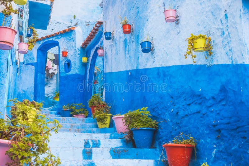 Verbazende straatmening van blauwe stad Chefchaouen Plaats: Chefchaouen, Marokko, Afrika royalty-vrije stock foto Verbazende straatmening van blauwe stad Chefchaouen Plaats: Chefchaouen, Marokko, Afrika royalty-vrije stock foto
