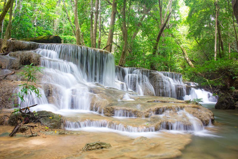 Verbazende waterval in tropisch bos van nationaal park, de waterval van Huay Mae Khamin, Kanchanaburi-Provincie, Thailand royalty-vrije stock foto's Verbazende waterval in tropisch bos van nationaal park, de waterval van Huay Mae Khamin, Kanchanaburi-Provincie, Thailand royalty-vrije stock foto's
