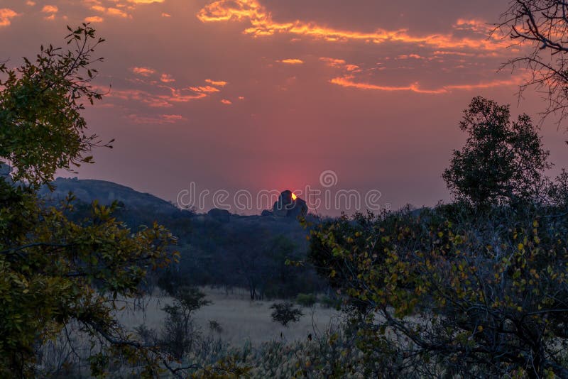 Verbazende zonsondergang achter in evenwicht brengende rotsen, Matobo-heuvels, Zimbabwe royalty-vrije stock afbeeldingen Verbazende zonsondergang achter in evenwicht brengende rotsen, Matobo-heuvels, Zimbabwe royalty-vrije stock afbeeldingen