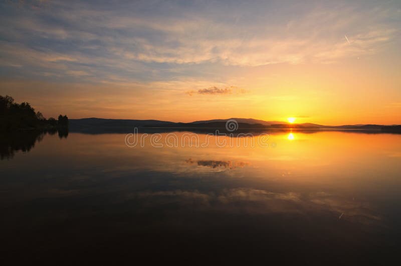 Verbazende zonsondergang bij het Lipno-Dammeer De lenteavond Tsjechische Republiek royalty-vrije stock foto Verbazende zonsondergang bij het Lipno-Dammeer De lenteavond Tsjechische Republiek royalty-vrije stock foto